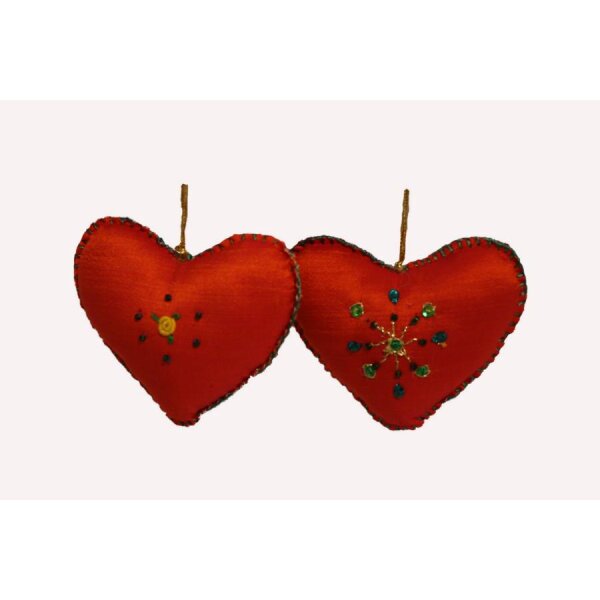 Anhänger Herz rot mit Stickerei & Perlen, recyc. Sari